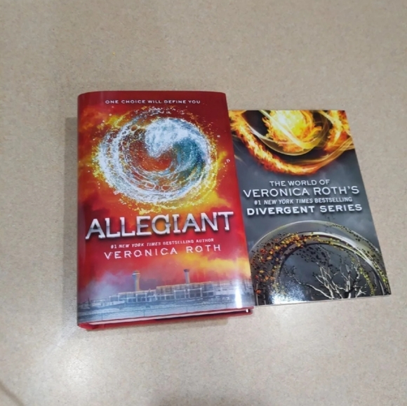 Brand New allegiant book and bonus - Picture 5 of 9